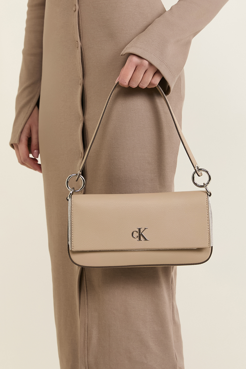 תמונת כל הלוק של תיק כתף